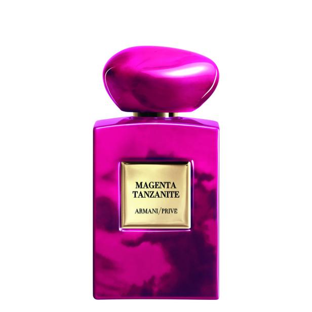 Ein Flakon „Magenta Tanzanite“ von Armani/Privé vor einem weißen Hintergrund.