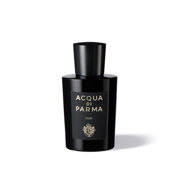Eine schwarze Flasche „Acqua di Parma Oud“ vor einem weißen Hintergrund.