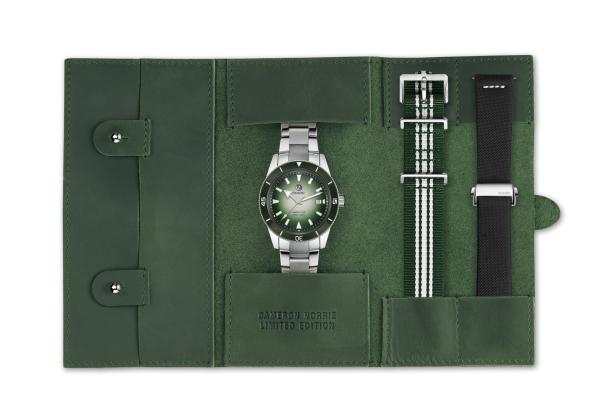Eine Rado Captain Cook Cameron Norrie Limited Edition Uhr in einer grünen Lederbox mit zusätzlichen Armbändern.