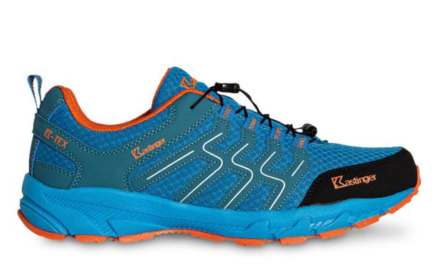 Ein blauer und orangefarbener Laufschuh der Marke Kastinger vor einem weißen Hintergrund.