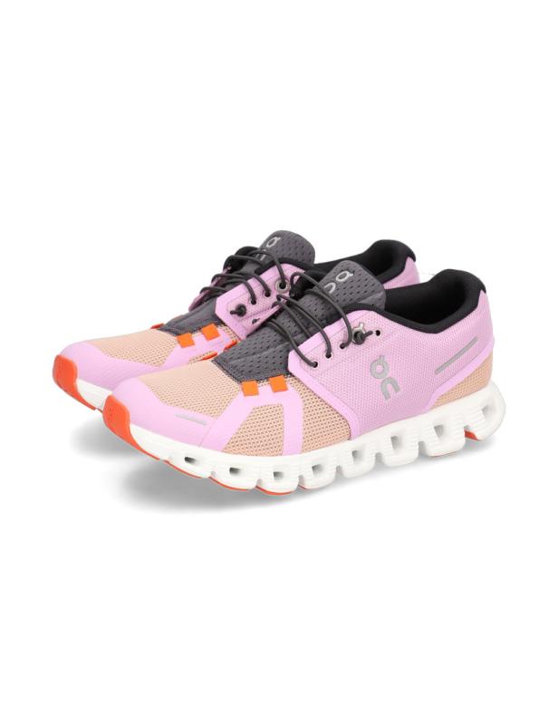 Ein Paar rosa und orangefarbene Laufschuhe der Marke On stehen auf einem weißen Hintergrund.