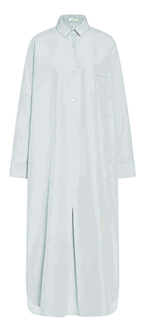 Ein helles, knielanges Hemdkleid mit langen Ärmeln und Knopfleiste.