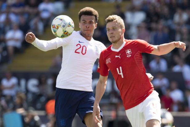 Zwei Fußballspieler im Duell während eines Spiels zwischen der Schweiz und England.
