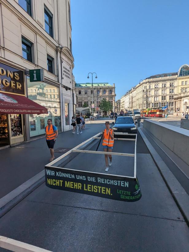 "Letzte Generation" protestierte in Wien mit "Gehzeugen": Vier Festnahmen
