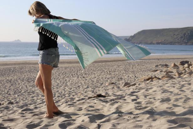 Schwimmreifen, Sonnencreme und Co.: Die besten Accessoires für einen Tag am Wasser