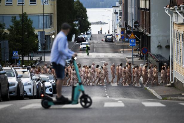 Fast tausend Finnen strömten für Kunstaktion nackt auf die Straße