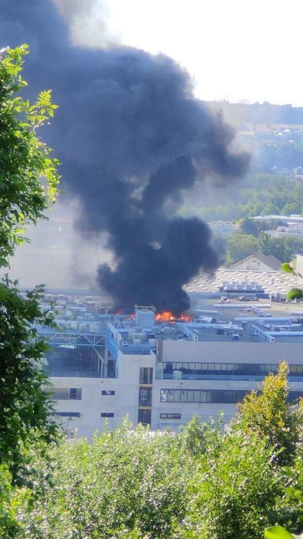 Großbrand im BMW-Werk Steyr: Rauchsäule über der ganzen Stadt