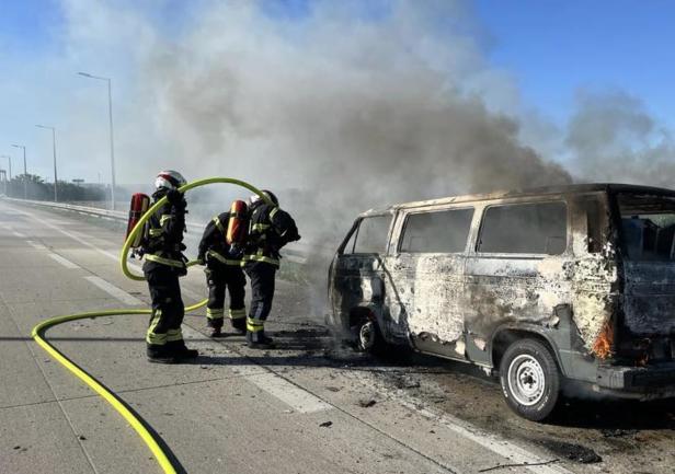 Kleinbus ging in Flammen auf: Insassen samt Kleinkindern unverletzt