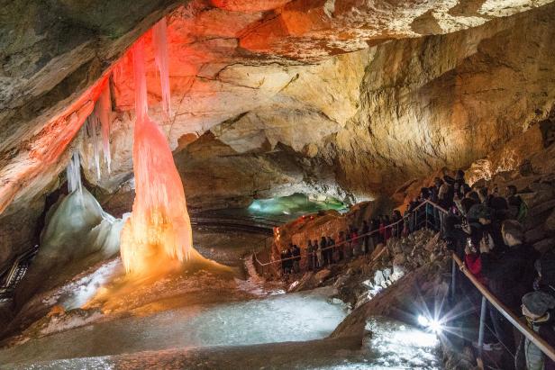 Die Dachsteinhöhle bietet mit Temperaturen knapp über dem Gefrierpunkt Abkühlung pur