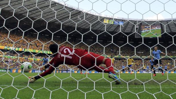Torwart Julio Cesar versucht, einen Ball im Netz aufzuhalten.