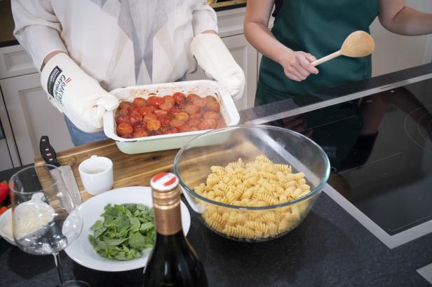 Gartenfrisch aus dem Kochsalon: Nudeln Caprese mit Paradeiser und Mozzarella