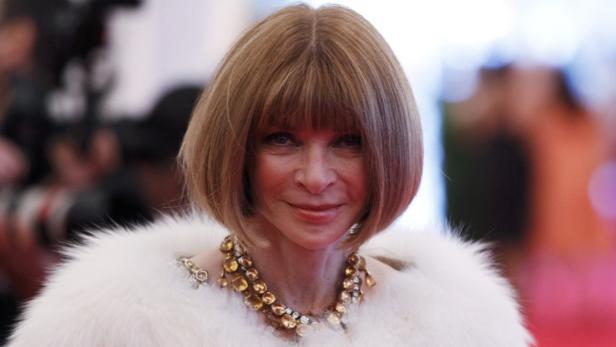 Anna Wintour mit einem weißen Pelzmantel und einer goldenen Halskette.
