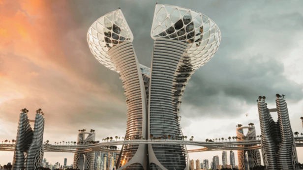 Futuristische Architektur mit hohen, miteinander verbundenen Gebäuden unter einem bewölkten Himmel.