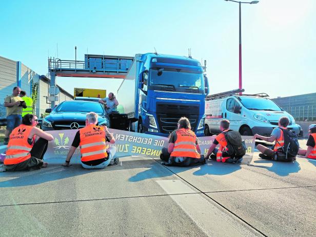 WIEN: AKTIVISTEN KLEBTEN SICH AUF A23 UND WEITERE STRASSEN