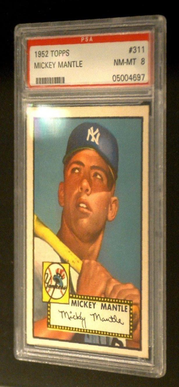 Eine 1952er Topps-Sammelkarte von Mickey Mantle in einer Schutzhülle.