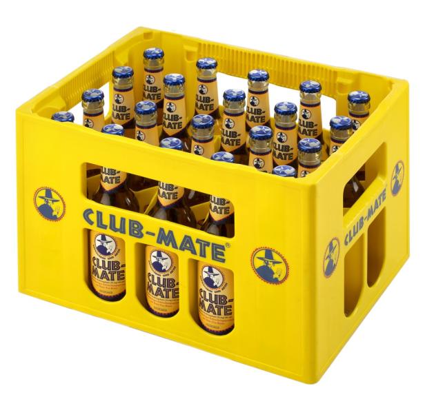 Ein gelber Kasten voller Club-Mate Flaschen.