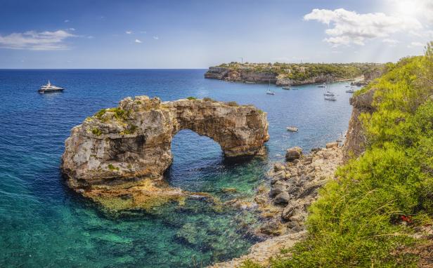 Ein natürlicher Felsbogen an der Küste von Mallorca.