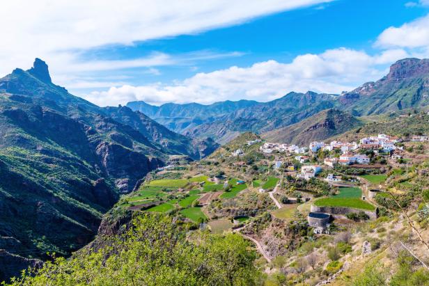Blick auf ein Dorf in einer bergigen Landschaft auf Gran Canaria.