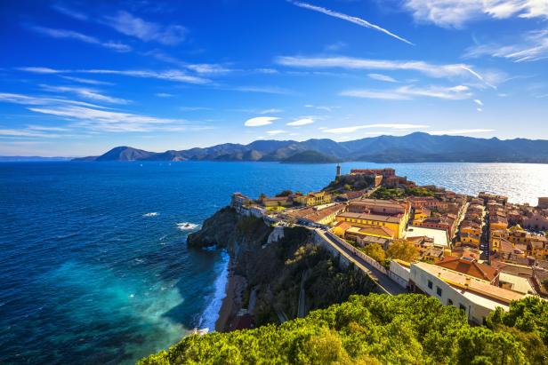 Blick auf die Küstenstadt Portoferraio auf der Insel Elba.