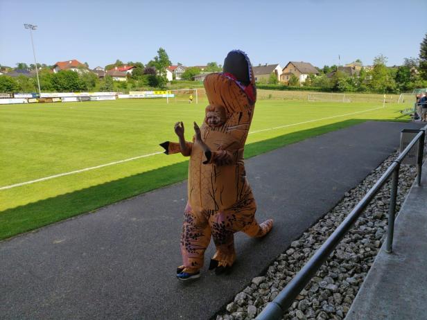 Die Bullen kommen: Ein Dorf liegt im Fußballfieber