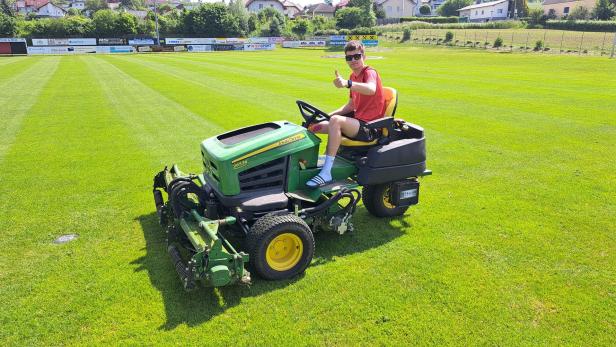 Die Bullen kommen: Ein Dorf liegt im Fußballfieber