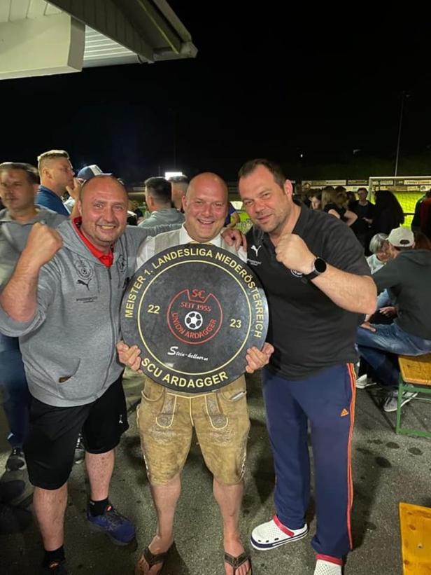 Die Bullen kommen: Ein Dorf liegt im Fußballfieber