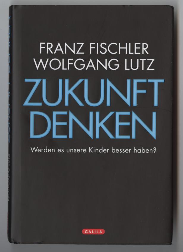 Das Buch „Zukunft Denken“ von Franz Fischler und Wolfgang Lutz liegt vor einem dunklen Hintergrund.