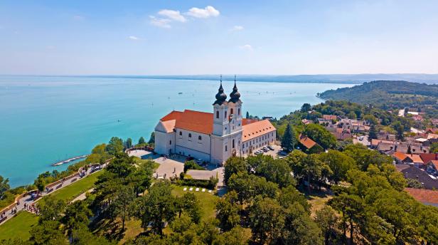 Luftaufnahme der Abtei Tihany mit Blick auf den Balaton.
