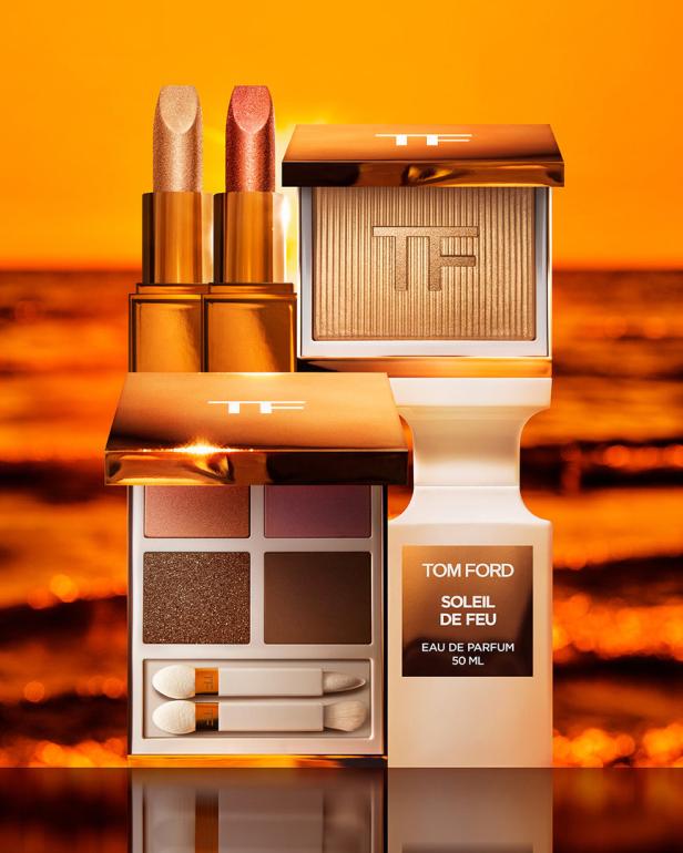 Eine Kollektion von Tom Ford Make-up-Produkten, darunter Lippenstifte, Lidschatten und das Parfum „Soleil de Feu“.