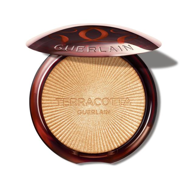 Ein offener, goldfarbener Terracotta-Puder von Guerlain.