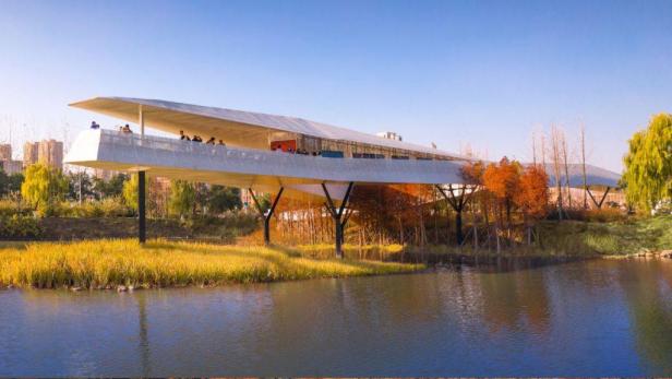 Eine moderne Aussichtsplattform über einem See in einem Park.