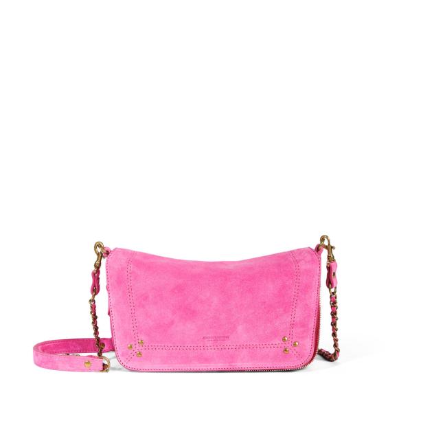 Eine pinkfarbene Wildledertasche mit goldenen Akzenten und einem Kettenriemen.