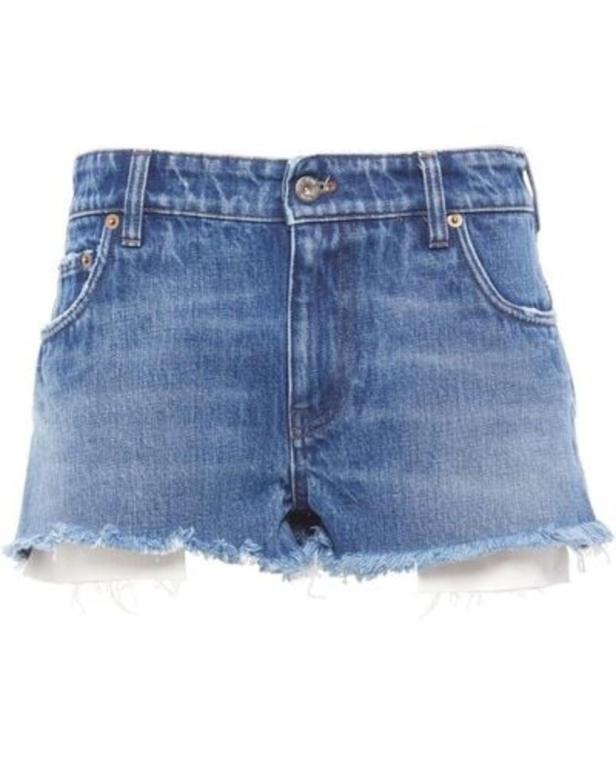 Eine blaue Jeansshorts mit ausgefranstem Saum.