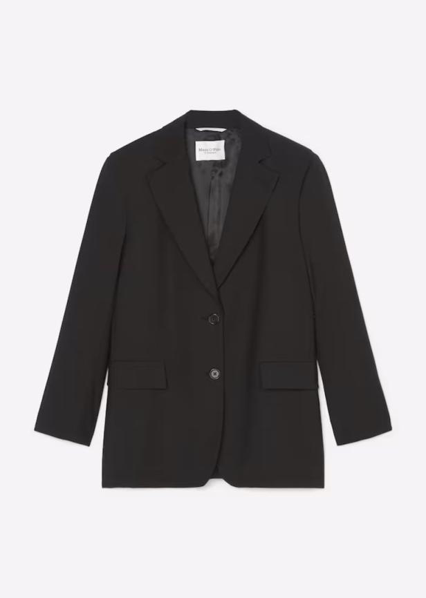 Ein schwarzer Blazer mit zwei Knöpfen vor einem weißen Hintergrund.