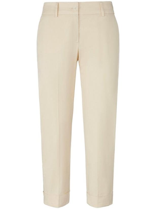 Eine hellbeige Stoffhose mit umgeschlagenem Saum.
