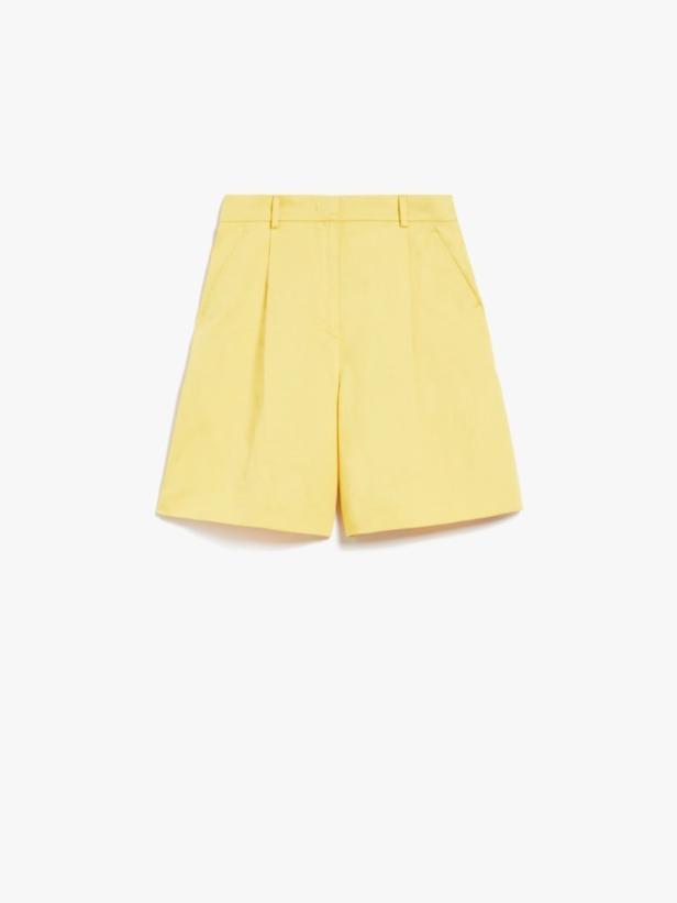 Eine gelbe Stoffshorts vor einem weißen Hintergrund.