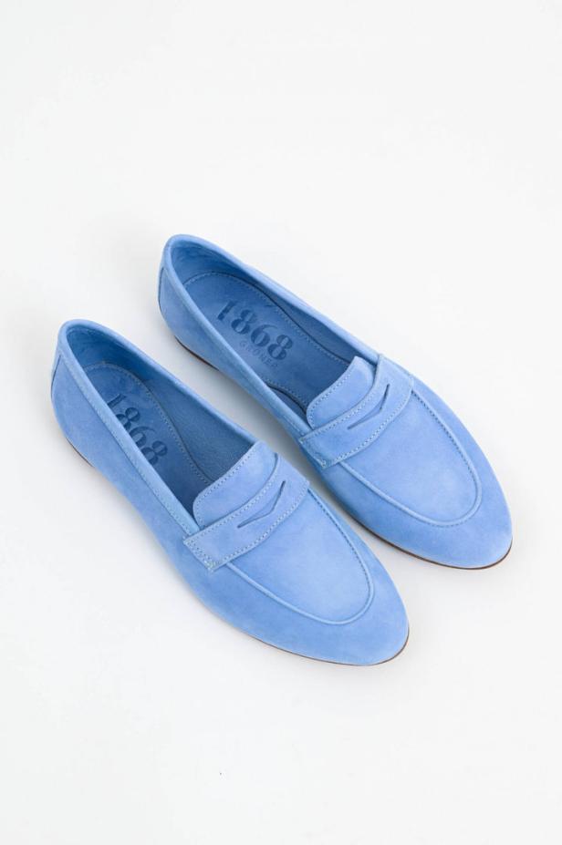 Ein Paar hellblaue Wildleder-Loafer der Marke 1868 Gröner auf einem weißen Hintergrund.