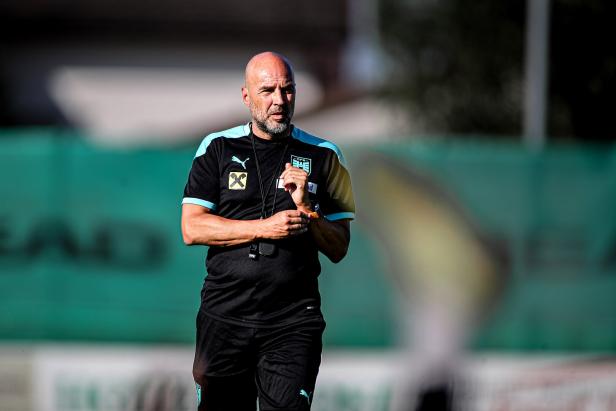 Ein Mann in Sportkleidung mit dem Logo des österreichischen Fußballverbands auf einem Trainingsplatz.