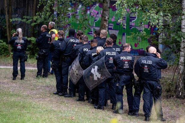 Vermeintliche Löwin bei Berlin: Polizei bleibt weiter präsent