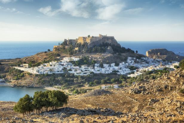 Die Akropolis von Lindos überragt die weiß getünchten Häuser der Stadt Rhodos.