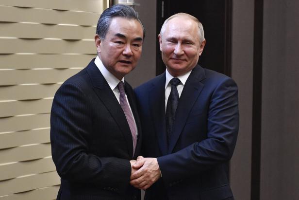 Wang Yi und Wladimir Putin
