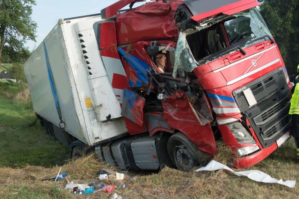 Kühl-Laster verunglückt: Schweißtreibender Einsatz für Retter