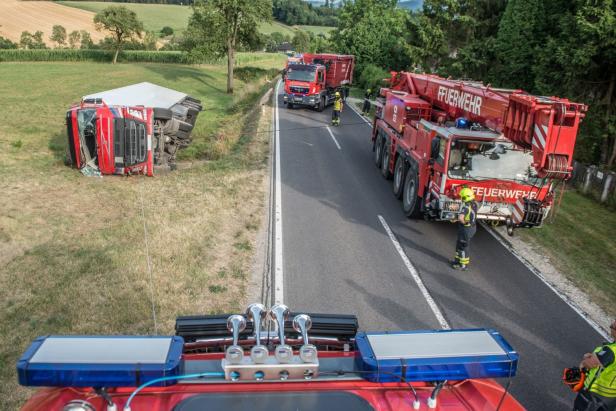 Kühl-Laster verunglückt: Schweißtreibender Einsatz für Retter