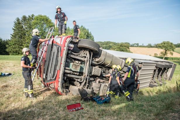Kühl-Laster verunglückt: Schweißtreibender Einsatz für Retter