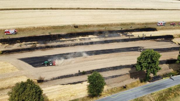 Feuerwehren müssen massiven Flurbrand vor dem Wald stoppen