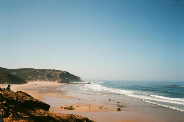 Surfen an der Küste Portugals.