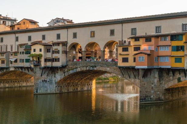 Die Ponte Vecchio in Florenz mit Menschen darauf.