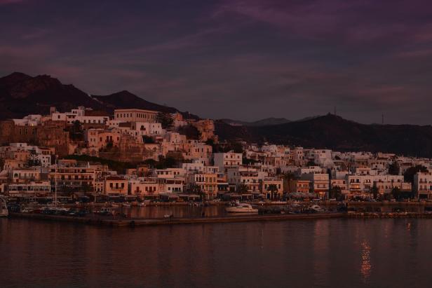 Blick auf die Stadt Mykonos bei Dämmerung.