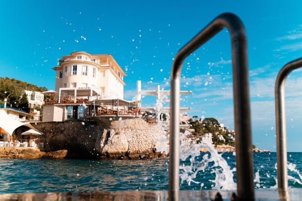 Ein Blick von der Wasserlinie auf ein Hotel an der Côte d'Azur.