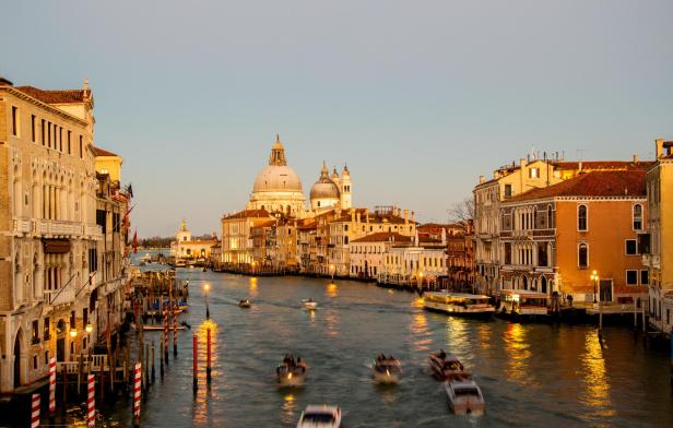 Blick auf den Canal Grande in Venedig mit der Kirche Santa Maria della Salute.